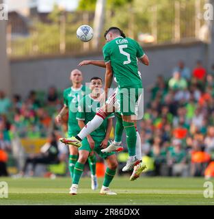 Dublin, Irland. 19. Juni 2023; Aviva Stadium, Dublin, Irland: International Football Group B Euro 2024 Qualifier, Republik Irland gegen Gibraltar; John Egan von Irland gewinnt Kopfzeile Credit: Action Plus Sports Images/Alamy Live News Stockfoto