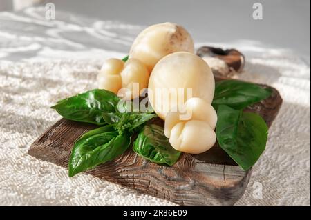 Scamorza, Pasta Filata, italienische Käsesammlung, geräucherter, birnenförmiger Käse aus einer kleinen Käserei in Süditalien, hergestellt aus Kuhmilch. Stockfoto