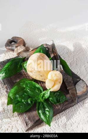 Scamorza, Pasta Filata, italienische Käsesammlung, geräucherter, birnenförmiger Käse aus einer kleinen Käserei in Süditalien, hergestellt aus Kuhmilch. Stockfoto