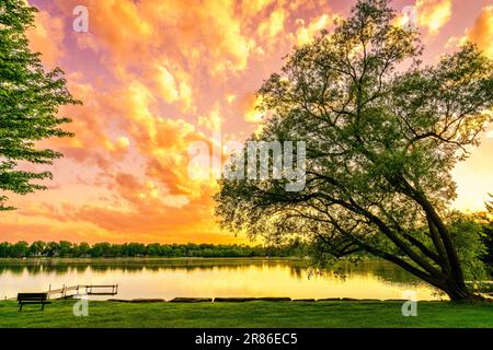 Spektakulärer Sonnenuntergang über dem Wing Lake in Bloomfield Township in Michigan Stockfoto