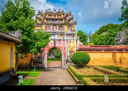 Ein Garten und ein Tor in der kaiserlichen Stadt in Hue, Vietnam Stockfoto