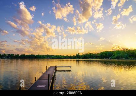 Spektakulärer Sonnenuntergang über dem Wing Lake in Bloomfield Township in Michigan Stockfoto