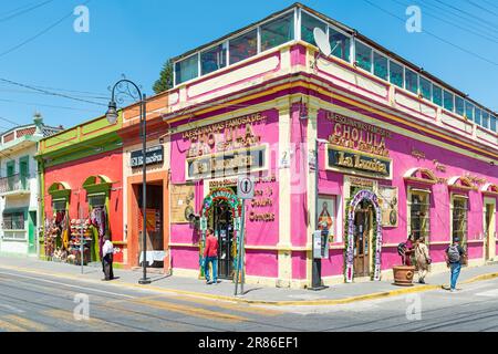 Stadtbild mit Blick auf das Stadtleben und die Menschen, San Andres Cholula, Puebla, Mexiko. Stockfoto