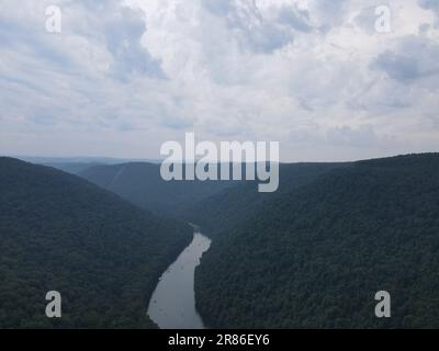 Drohnenschuss vom Overlook im Coopers Rock State Park, WV Stockfoto