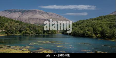 Syri i Kalter - Blaues Auge in Albanien, beliebte Touristenattraktion. Reisehintergrund Stockfoto