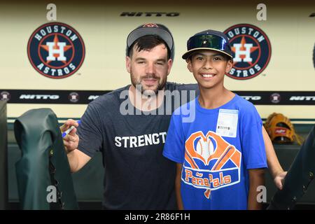 Chas McCormick aus dem Houston Astros Center (20) posiert mit einem Fan vor dem MLB-Spiel zwischen den Cincinnati Reds und den Houston Astros Stockfoto