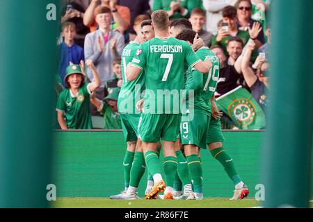 Michael Johnston aus Irland (rechts) feiert das erste Tor seiner Seite im Spiel mit Teamkollegen beim UEFA Euro 2024 Qualifying Group B Match im Aviva Stadium, Dublin. Foto: Montag, 19. Juni 2023. Stockfoto