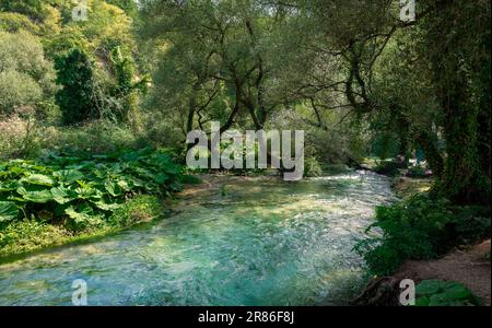 Syri i Kalter - Blaues Auge in Albanien, beliebte Touristenattraktion. Reisehintergrund Stockfoto