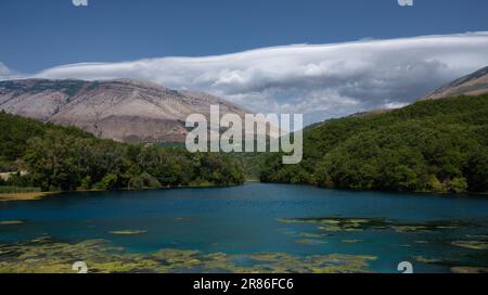 Syri i Kalter - Blaues Auge in Albanien, beliebte Touristenattraktion. Reisehintergrund Stockfoto