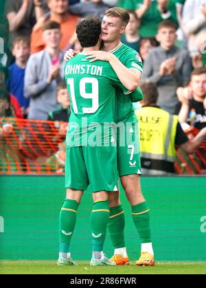 Evan Ferguson (rechts) aus der Republik Irland feiert mit Michael Johnston beim UEFA Euro 2024 Qualifying Group B-Spiel im Aviva Stadium, Dublin, das zweite Tor seiner Mannschaft. Foto: Montag, 19. Juni 2023. Stockfoto