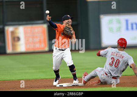 Der zweite Baseman Jose Altuve (27) der Houston Astros verwandelt sich in ein doppeltes Spiel, während der rechte Fielder der Cincinnati Reds, will Benson (30), in den zweiten gleitet Stockfoto