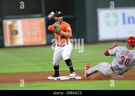 Der zweite Baseman Jose Altuve (27) der Houston Astros verwandelt sich in ein doppeltes Spiel, während der rechte Fielder der Cincinnati Reds, will Benson (30), in den zweiten gleitet Stockfoto