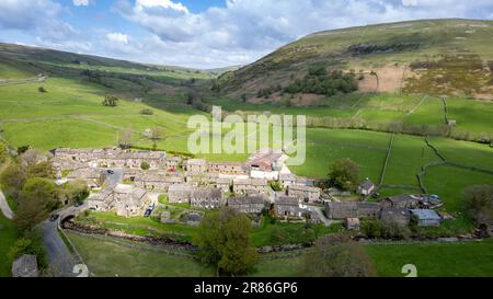 Im Frühsommer liegt das Dorf Thwaite am oberen Ende von Swaledale, hinter dem sich Kisdon Hill befindet. Yorkshire Dales National Park, Großbritannien. Stockfoto