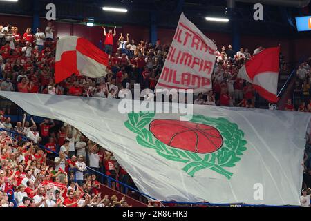 Mailand, Italien. 19. Juni 2023. Mediolanum Forum, Mailand, Italien, 19. Juni 2023, Mailänder Fans beim Finale des Spiels 5 – EA7 Emporio Armani Milano gegen Virtus Segafredo Bologna – Italienische Basketball-Serie A – Bonuspunkte: Live Media Publishing Group/Alamy Live News Stockfoto