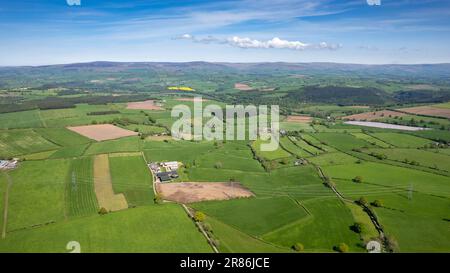 Kumbrianisches Ackerland im Frühjahr mit einem Flickenteppich aus Feldern und Kulturen. In der Nähe von Penrith, Großbritannien. Stockfoto