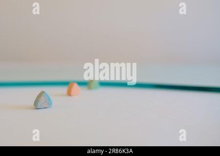 Tesla Ecstasy-Pillen in Orange, Grün und Blau, die wie ein Schild mit dem Tesla Logo geformt sind; 240 Milligramm Freizeit-MDMA oder Molly; Drogen Stockfoto