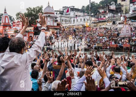 Pilger sehen eine Arti-Zeremonie in Har Ki Pauri in Haridwar, Indien Stockfoto