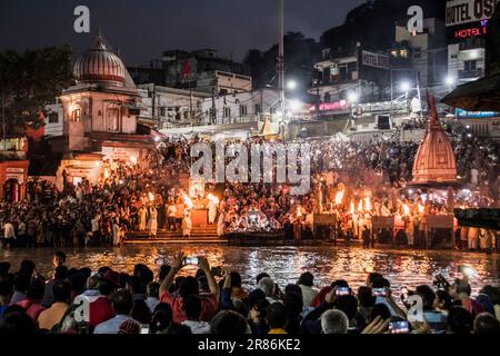 Pilger sehen eine Arti-Zeremonie in Har Ki Pauri in Haridwar, Indien Stockfoto