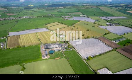 Kumbrianisches Ackerland im Frühjahr mit einem Flickenteppich aus Feldern und Kulturen. In der Nähe von Penrith, Großbritannien. Stockfoto