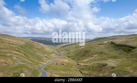 Buttertubs Pass, die Straße vom Gipfel von Wensleydale nach Swaledale, eine der malerischsten Strecken in England. North Yorkshire, Großbritannien. Stockfoto