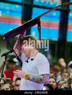 NEW YORK, NY, USA - 06. JUNI 2023: Ed Sheeran tritt in der NBC „Today“ Show Concert Series auf der Rockefeller Plaza auf. Stockfoto