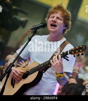 NEW YORK, NY, USA - 06. JUNI 2023: Ed Sheeran tritt in der NBC „Today“ Show Concert Series auf der Rockefeller Plaza auf. Stockfoto