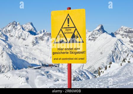 Ende eines Warnschilds für Skigebiete auf der Skipiste, in deutscher Sprache, im Skigebiet Ischgl, an der Grenze zwischen Österreich und der Schweiz. Stockfoto