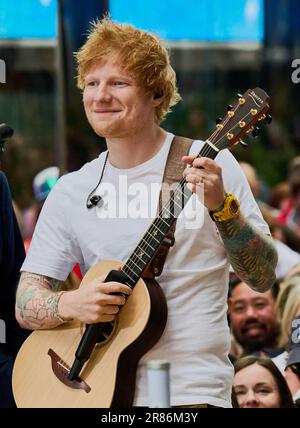 NEW YORK, NY, USA - 06. JUNI 2023: Ed Sheeran tritt in der NBC „Today“ Show Concert Series auf der Rockefeller Plaza auf. Stockfoto