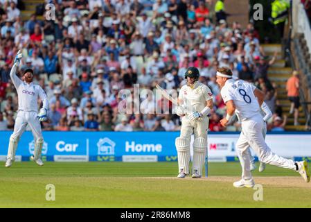 Birmingham, England. 19. Juni 2023. Englands Stuart Broad feiert, nachdem er Australiens Steve Smith als Jonny Bairstow entlassen hat, nachdem er den Fang während des ersten Ashes-Tests in Edgbaston gemacht hat. Das Bild sollte lauten: Ben Whitley/Alamy Live News. Stockfoto