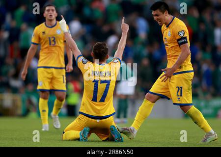 Die kasachische Abat Aimbetov (Zentrum) feiert das Eröffnungstor mit Teamkollege Abzal Beysebekov während des UEFA Euro 2024 Qualifying Group H-Spiels im Nationalfußballstadion im Windsor Park, Belfast. Foto: Montag, 19. Juni 2023. Stockfoto