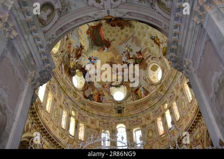 Vicoforte, Piemont, Italien - 06-10-2023- die Fresken auf der elliptischen Kuppel des Heiligtums von Vicoforte (auch bekannt als Santuario Regina Montis Regalis Stockfoto