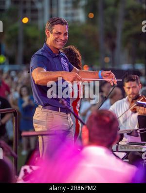 Mayor of Miami Francis X. Suarez dirigiert am 4. Juli 2022 das Miami Symphony Orchestra im Peacock Park in Coconut Grove, FL Stockfoto