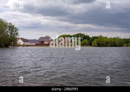 ARLINGTON, ENGLAND - 21. MAI 2023: Farm am Ufer des Arlington Reservoirs an einem wolkigen Frühlingsnachmittag Stockfoto