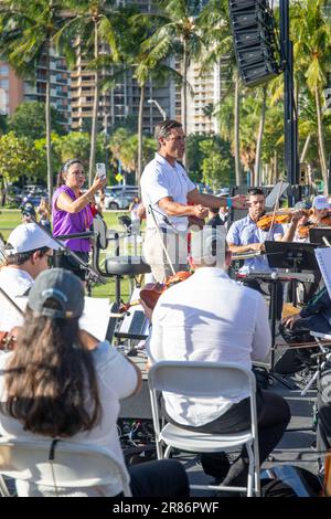 Mayor of Miami Francis X. Suarez dirigiert am 4. Juli 2022 das Miami Symphony Orchestra im Peacock Park in Coconut Grove, FL Stockfoto