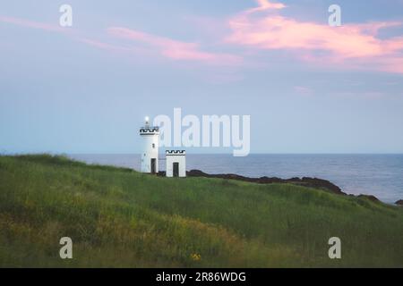 Malerische Meereslandschaft in der Dämmerung des Elie Ness Lighthouse auf der East Neuk Peninsula in Coastal Fife, Schottland, Großbritannien. Stockfoto