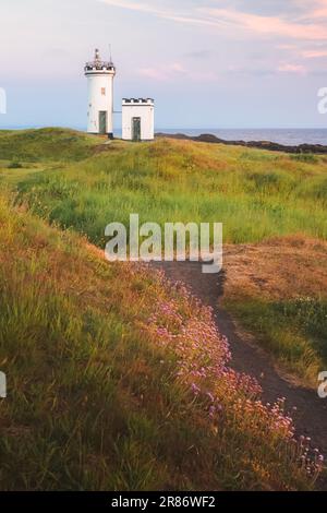 Malerische Meereslandschaft in der Dämmerung des Elie Ness Lighthouse auf der East Neuk Peninsula in Coastal Fife, Schottland, Großbritannien. Stockfoto