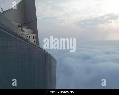 Eine Wolkenschicht in der Nähe des Al Hamra Tower in Kuwait sichtbar Stockfoto