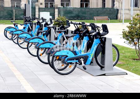 Die Ladestation für Elektrofahrräder von Bicoruna bietet Platz für 15 Fahrräder. Traditioneller Fahrradverleih ist auch verfügbar, La Coruna, Spanien, April 2023. Stockfoto
