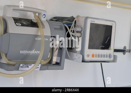 Kairo, Ägypten, Juni 17 2023: Innenräume eines medizinisch voll ausgestatteten Ambulanzfahrzeugs mit Ventilator, Sauerstoffflasche, Notfallset, Medikamenten, Mo Stockfoto