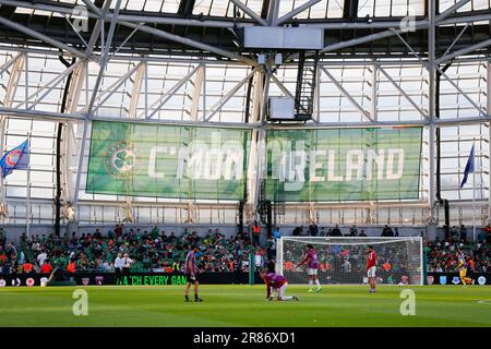 Dublin, Irland. 19. Juni 2023; Aviva Stadium, Dublin, Irland: International Football Group B Euro 2024 Qualifier, Republik Irland gegen Gibraltar; Ein Banner mit „C'Mon Ireland“ Credit: Action Plus Sports Images/Alamy Live News Stockfoto