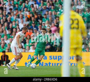 Dublin, Irland. 19. Juni 2023; Aviva Stadium, Dublin, Irland: International Football Group B Euro 2024 Qualifier, Republik Irland gegen Gibraltar; Mikey Johnston von Irland bringt den Ball vorwärts Credit: Action Plus Sports Images/Alamy Live News Stockfoto