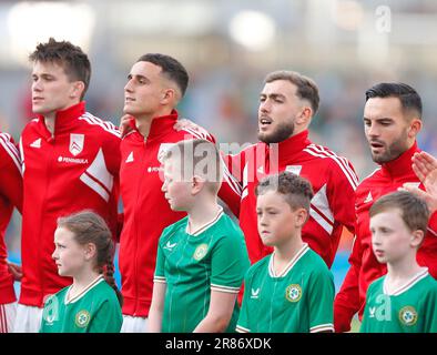 Dublin, Irland. 19. Juni 2023; Aviva Stadium, Dublin, Irland: International Football Group B Euro 2024 Qualifier, Republik Irland gegen Gibraltar; die Gibraltar-Mannschaft während des Spiels ihrer Nationalhymne Credit: Action Plus Sports Images/Alamy Live News Stockfoto