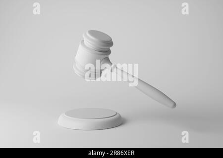 Weißer Richter Hamel und Soundblock auf weißem Hintergrund in Monochrom und Minimalismus. Darstellung des Rechtssystems, der Justiz und der Gesetzgebung Stockfoto