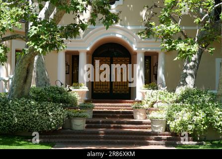 Beverly Hills, Kalifornien, USA 17. Juni 2023 Schauspieler Peter Falk ehemaliges Haus auf der 1004 N. Roxbury Drive am 17. Juni 2023 in Beverly Hills, Kalifornien, USA. Foto: Barry King/Alamy Stock Photo Stockfoto