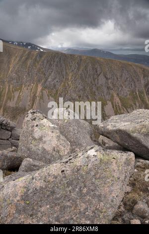 Braeraich und Cairn Lochan aus Creag an Leth-Choin (Lurcher's Crag), den Cairngorms, Schottland, Großbritannien Stockfoto