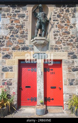 Lower Largo, Großbritannien - 9. Juni 2023: Eine Statue von Robinson Crusoe in einer Enklave oder Nische in einer Wandvertiefung im Dorf Alexander Selkirk in Fife, S. Stockfoto