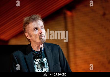 Hamburg, Deutschland. 19. Juni 2023. Der amerikanische Bestsellerautor T.C. Boyle spricht über seine neue Arbeit „Blue Skies“ im Audimax der Universität Hamburg - Was passiert, wenn die Natur zurückbeißt? Kredit: Axel Heimken/dpa/Alamy Live News Stockfoto