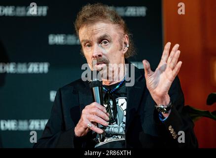 Hamburg, Deutschland. 19. Juni 2023. Der amerikanische Bestsellerautor T.C. Boyle spricht über seine neue Arbeit „Blue Skies“ im Audimax der Universität Hamburg - Was passiert, wenn die Natur zurückbeißt? Kredit: Axel Heimken/dpa/Alamy Live News Stockfoto