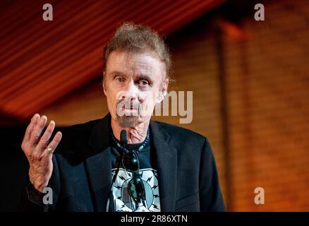 Hamburg, Deutschland. 19. Juni 2023. Der amerikanische Bestsellerautor T.C. Boyle spricht über seine neue Arbeit „Blue Skies“ im Audimax der Universität Hamburg - Was passiert, wenn die Natur zurückbeißt? Kredit: Axel Heimken/dpa/Alamy Live News Stockfoto