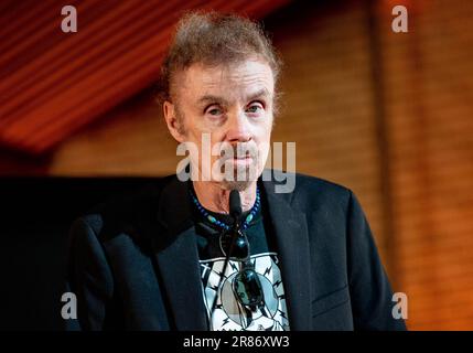 Hamburg, Deutschland. 19. Juni 2023. Der amerikanische Bestsellerautor T.C. Boyle spricht über seine neue Arbeit „Blue Skies“ im Audimax der Universität Hamburg - Was passiert, wenn die Natur zurückbeißt? Kredit: Axel Heimken/dpa/Alamy Live News Stockfoto